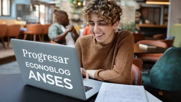 Estudiante de Progresar en una computadora de Anses