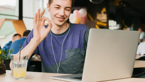 Estudiante contento en una computadora