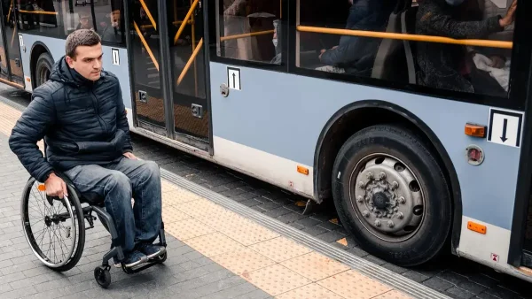 Persona con discapacidad frente a un colectivo