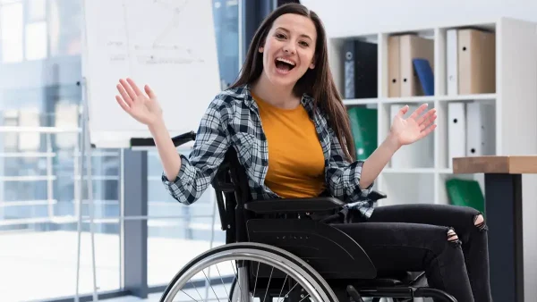 Mujer con discapacidad en una silla de ruedas