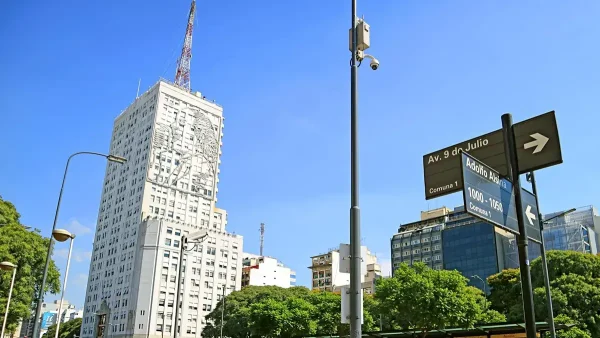 Edificio con mural de Evita