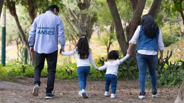 Familia con camisa de Anses