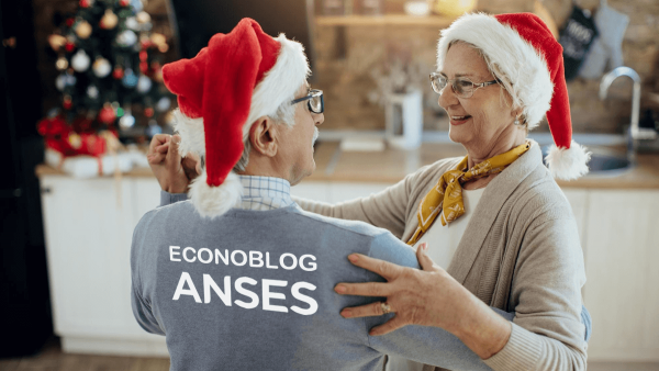 Jubilados de Anses bailando en Navidad