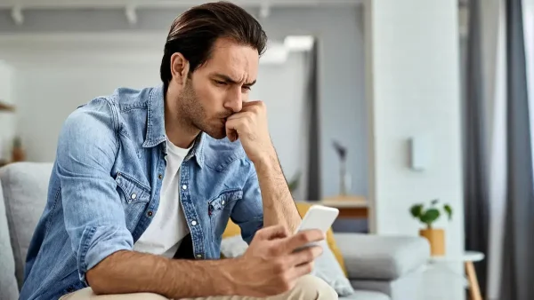 Hombre preocupado con su celular