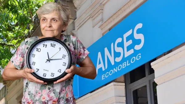 Jubilada con un reloj en Anses