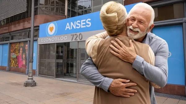 Jubilados abrazados en la Anses