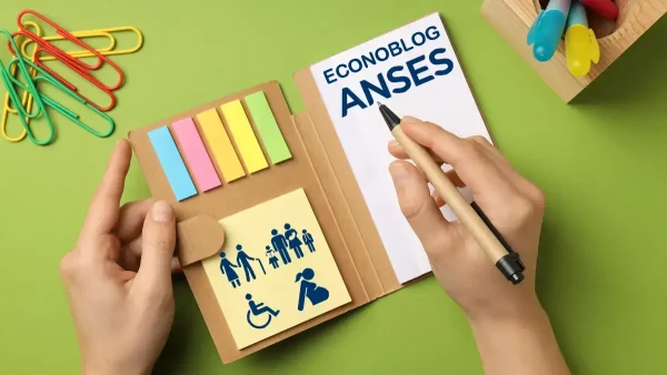 Escribiendo en un cuaderno de Anses