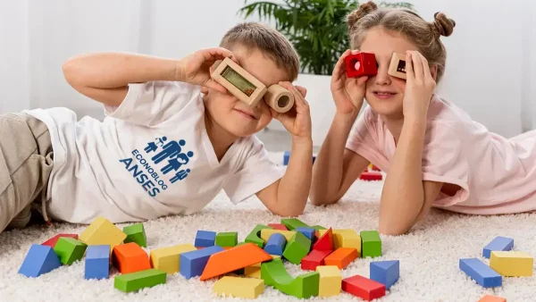 Niños de la AUH con remera de Anses