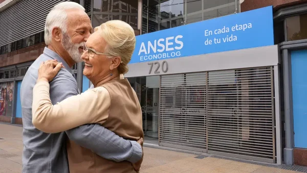 Jubilados bailando en Anses