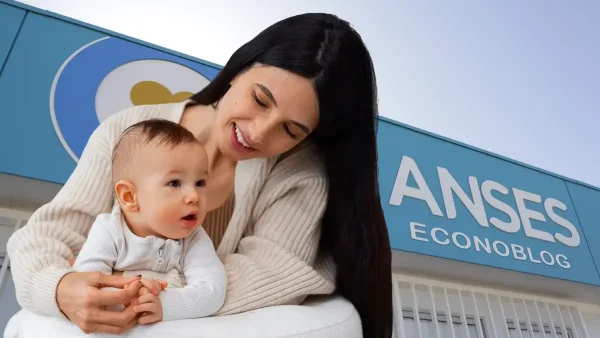 Madre con su bebé en una oficina de Anses