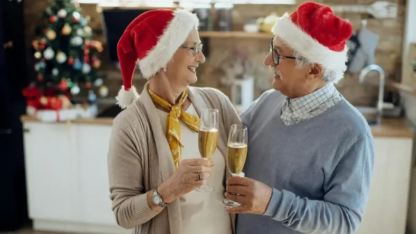 Jubilados brindando en Navidad