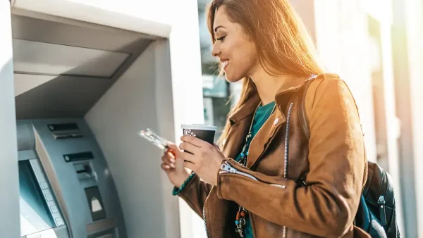 Mujer en un cajero automático