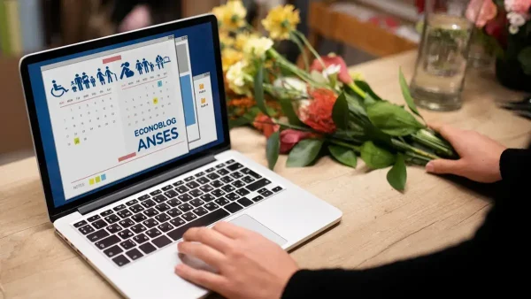 Computadora con calendario de la Anses