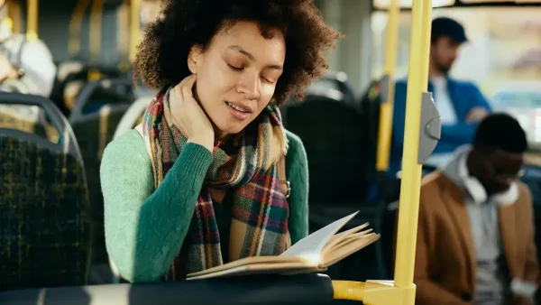 Estudiante viajando en un colectivo