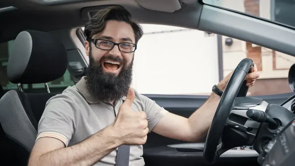 Conductor de un auto contento