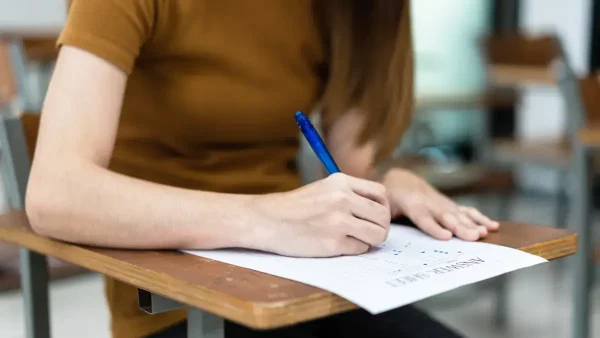 Joven rindiendo un examen