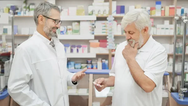 Anciano en una farmacia