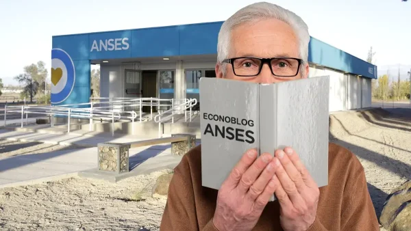 Jubilado con libro de la Anses