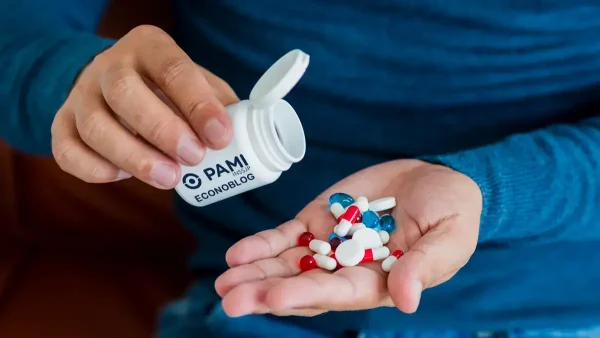 Anciano con medicamentos de PAMI