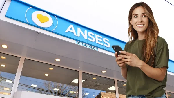 Mujer con su celular frente a Anses