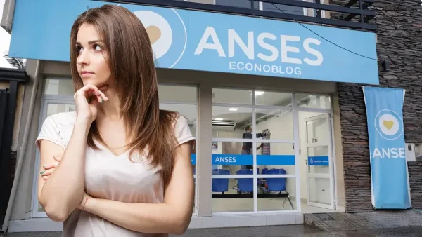 Mujer pensando en oficina de Anses