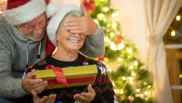 Jubilados con regalo de Navidad