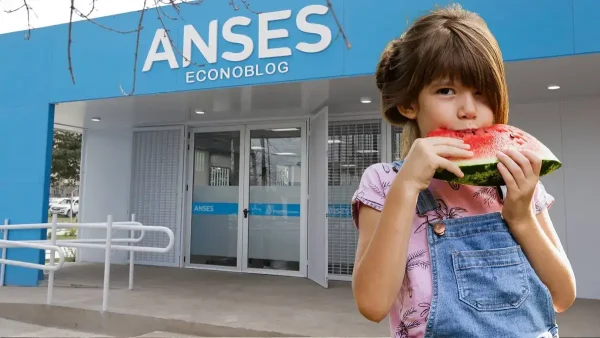 Niña comiendo sandía frente a Anses