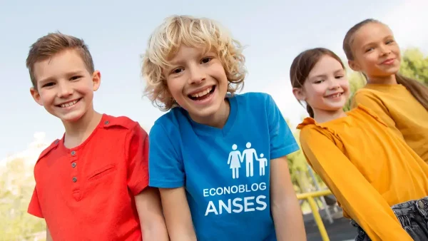 Niños del SUAF con remera de Anses