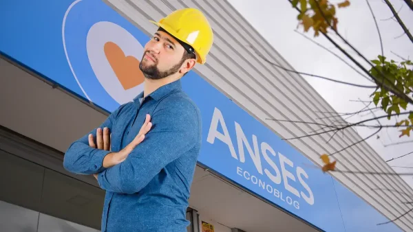 Trabajador preocupado en oficina de Anses