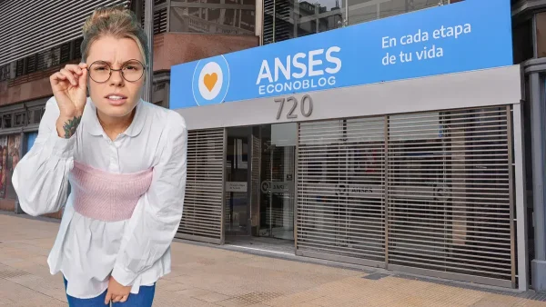 Mujer con anteojos en Anses