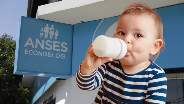 Bebé de la AUH tomando leche frente a Anses