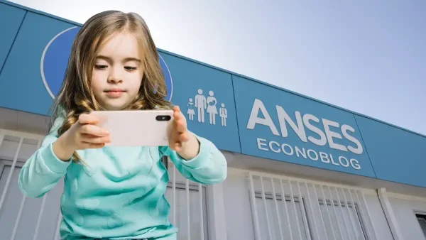 Niña de la AUH con su celular en Anses