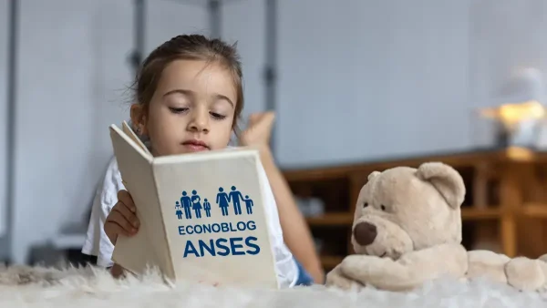 Niña con cuaderno de Anses para AUH y SUAF