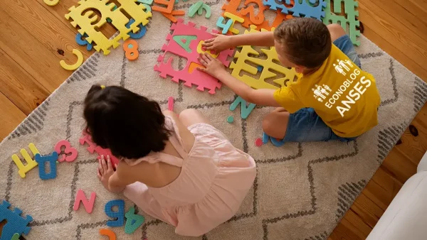 Niños de la AUH y del SUAF jugando con remera de Anses