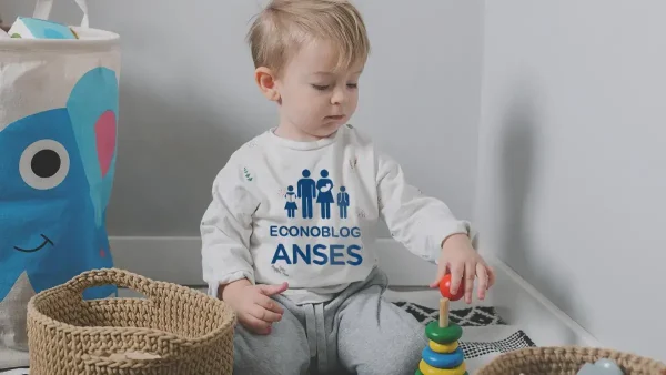 Bebé de la AUH con remera de Anses