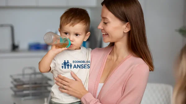 Bebé de la AUH con remera de Anses