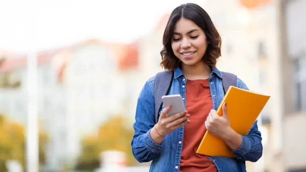 Estudiante con su celular