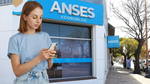 Mujer con su celular en Anses