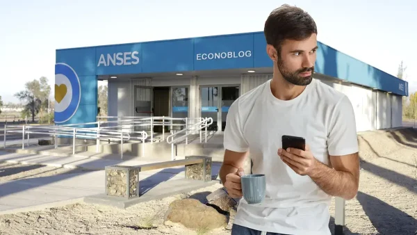 Hombre con celular en Anses