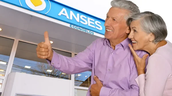 Pareja de jubilados contentos en Anses