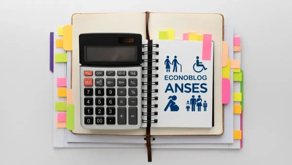 Cuaderno de la Anses y una calculadora