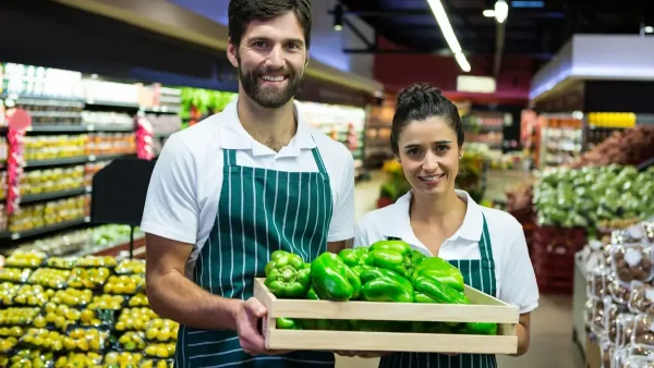 Empleados de comercio trabajando