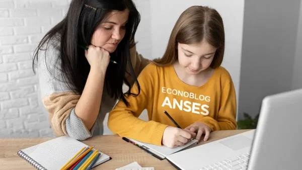 Madre con estudiante usando remera de Anses