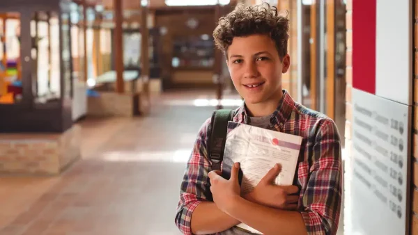 Estudiante en el pasillo de su escuela