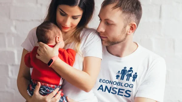 Familia de la AUH con su bebé y remera de Anses