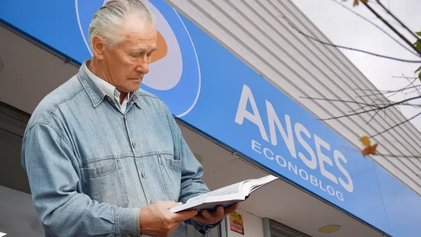 Jubilado leyendo un libro frente a Anses