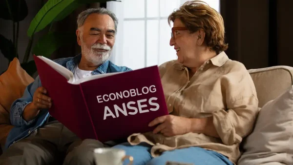 Jubilados con libro de Anses