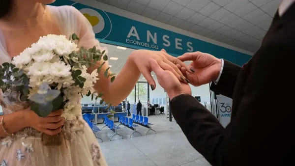 Pareja contrayendo matrimonio en Anses