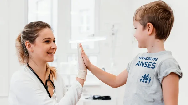 Chico de la AUH con remera de Anses en el médico