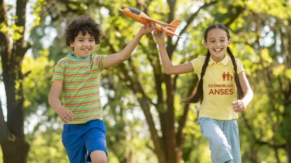 Niños jugando con remera del SUAF de Anses